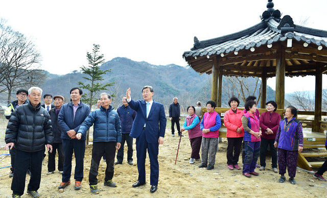 ▲ 고령군 덕곡면 주민들과 함께 한 곽용환 고령군수.