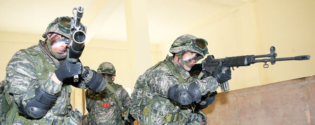 ▲ 해병대 1사단과 미해병 3사단 장병 100여명이 2014년 4월8일 포항시 남구 장기면 도지지역 전투훈련장에서 양측의 도시 지역 전투 기술을 선보이고 공유하는 훈련을 실시했다. 저항군이 있는 건물에 진입한 해병 1사단 장병이 강렬한 눈빛으로 사주경계를 펼치고 있다.                   /경북매일 DB