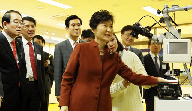 ▲ 지난해 포항창조경제혁신센터를 찾은 박근혜 대통령이 전시장을 둘러보고 있다.