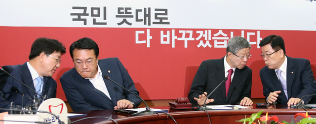 ▲ 새누리당 김희옥 혁신비대위원장(오른쪽 두번째)이 23일 오전 서울 여의도 당사에서 열린 혁신비상대책위원회 회의에서 김광림 정책위의장과 얘기를 나누는 동안 정진석 원내대표는 권성동 사무총장과 얘기를 나누고 있다.<br /><br />/연합뉴스