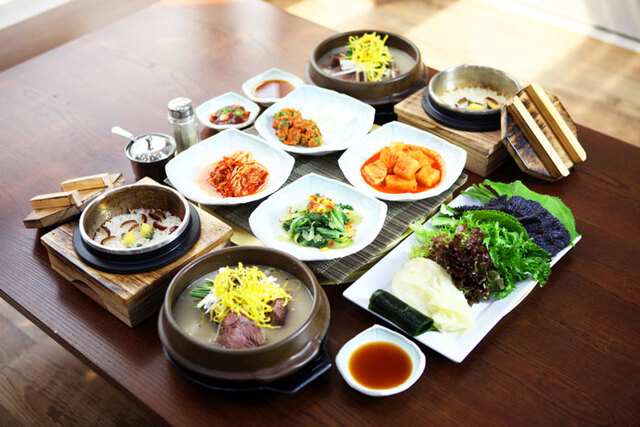▲ 축산물프라자의 점심특선 메뉴인 솥밥한우탕 상차림.