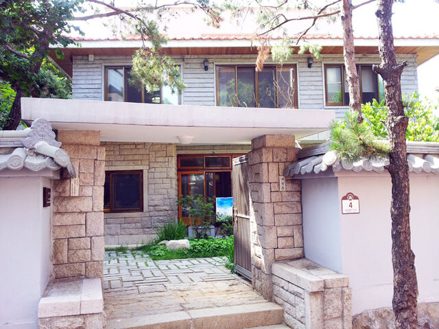 ▲ 서울 남현동 예술인 마을에 위치한 `미당 서정주의 집`. 이곳에는 미당의 유품과 시화가 전시돼 있다.