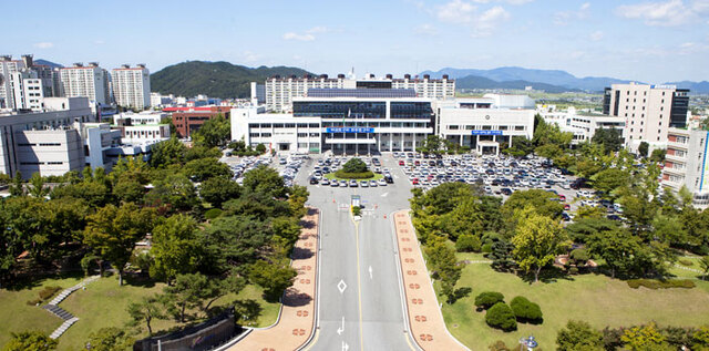 ▲ 구미시청도 담장을 허물고 조경사업을 실시한 결과 지금의 모습을 갖추게 됐다.