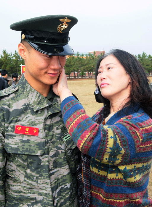 ▲ 해병대에 복무중인 아들의 면회를 온 한 어머니가 아들의 뺨을 어루만지며 재회의 눈물을 흘리고 있다.                               /경북매일 DB