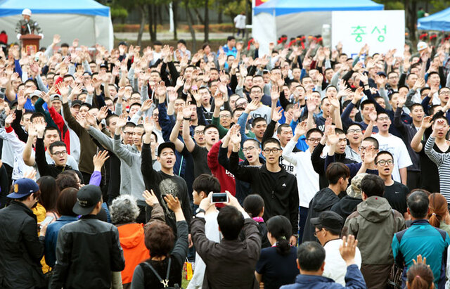 ▲ 해병대 교육훈련단 연병장에서 신병1197기 1천여 명과 배웅을 위해 동반한 가족과 친구 등과 훈련소 입소를 앞둔 신병들이 마지막 인사를 나누고 있다.     /경북매일 DB