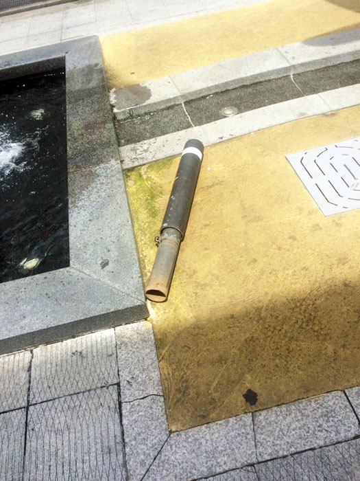 ▲ 중앙상가 일대에 파손된 채 버려진 차량 진입 방지봉.