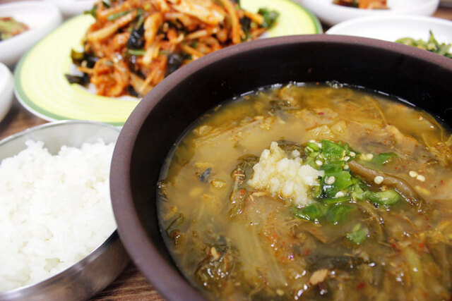 ▲ 고등어를 삶아 살을 발라낸 뒤 추어탕처럼 끓인 고등어추어탕. 취향 따라 다진 마늘, 매운 고추, 산초가루를 곁들어 먹으면 된다.   <br /><br />/김혜영기자