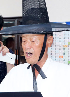 ▲ 경북 성주군 유림단체연합회 여상건 회장이 27일 오후 국회를 방문, 김교흥 의장 비서실장에게 사드 배치 철회를 촉구하는 결의문을 전달하기 앞서 내용을 낭독하고 있다. <br /><br />/연합뉴스