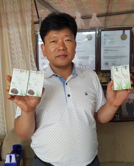 ▲ 잎새버섯 대량생산에 성공한 윤상철씨.