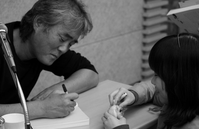 ▲ 소설가 한창훈이 `작가와의 시간`을 갖고 있다.