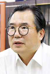 ▲ 이승희 금오공과대학 교수는 대전대 경영학과를 졸업하고, 성균관대학교 일반대학원에서 경영학과 석·박사 학위를 받았다. 현재 금오공대 기획협력처장으로 재직 중. 한국정책학회 부회장, (사)대한산업경영학회 부회장, ICT융합기술인협회 부회장, 구미시정책연구위원회 위원장, 구미미래포럼 위원장, (사)한국디지털정책학회 부회장 등도 맡아 지역에서 많은 역할을 하고 있다. 또한, 행정안전부 정책자문위원과 민주평화통일정책자문회의 14·15대 자문위원으로도 활동했다. 이런 활동의 공로를 인정받아 산업자원부 장관상, 경상북도 도지사 표창을 수상한 바 있다. 저서로는 `최신소비자행동론`, `뉴미디어시대의 전자상거래`, `경영 빅데이터 분석` 등이 있다.