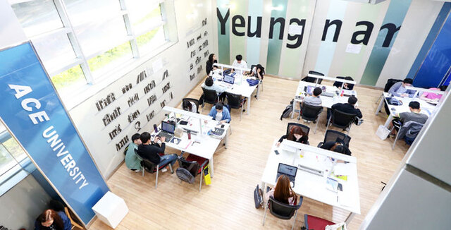 ▲ 영남대 중앙도서관에서는 지식을 탐구하고 있는 학생들의 뜨거운 열기를 느낄 수 있다.