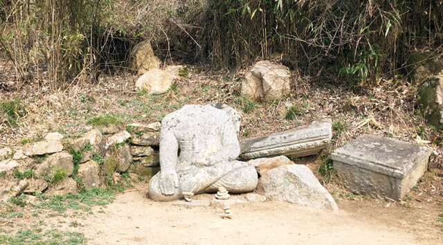 ▲ 탑골에서 올라 약수골로 내려오며 만난 불상이다. 불상의 오른쪽 뒤편의 연화반석은 당시 이 불상의 위엄을 드러내지만, 뒤틀리고 어긋난 채로 흩어진 반석은 이 불상의 쇠락을 더욱 분명히 보여주기도 한다. 이 불상 앞에 몇 몇의 사람들이 석탑을 쌓아주었다. 그 마음씀씀이가 고마웠다.
