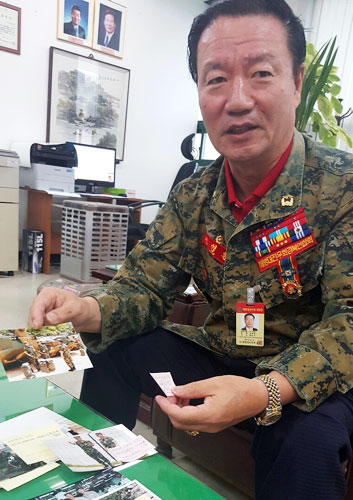 ▲ 김영환 부회장이 현역시절 추억이 담긴 사진을 소개하고 있다.