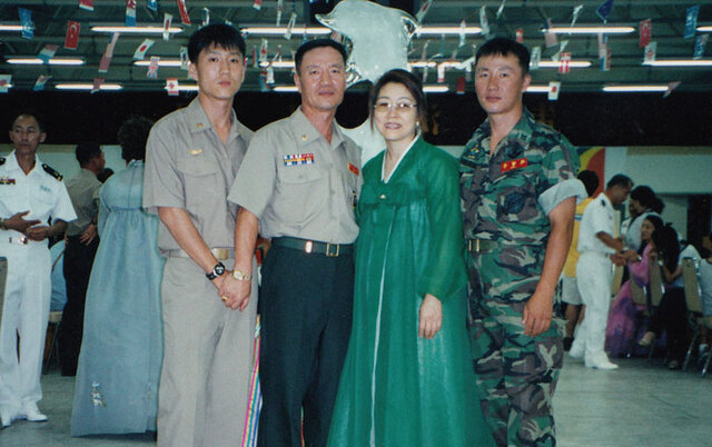 ▲ 해병대 준사관 43기 임관식에서 가족과.