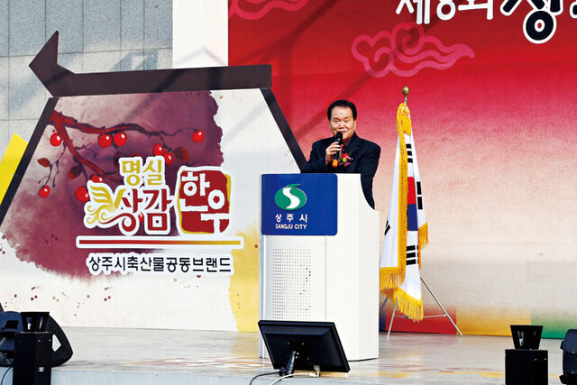 ▲ 한우축제 개막식에서 축사하는 이정백 시장.