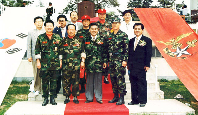 ▲ 1997년 5월 해병대 제1사단에서 열린 해병대 전우회 경상북도 연합회 발대식서 기념촬영을 하고 있는 모습.