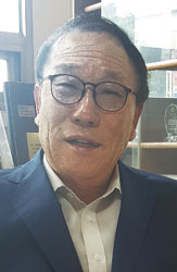 ▲ 김상영 해병대 특우회 회장이 해병대 전우모임의 역사를 소개하며 활짝 웃고 있다.