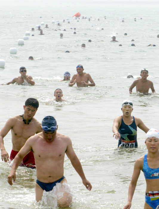 ▲ 세계해병전우인축제 기념 철인3종경기대회에 참가한 해병전우인들이 포항 영일대해수욕장에서 수영경기를 하고 있다. /경북매일 DB