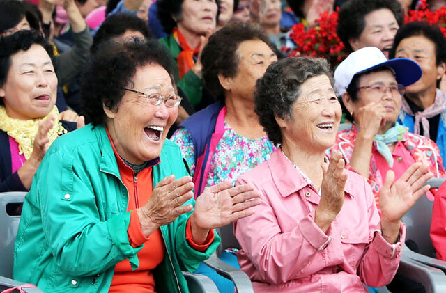 ▲ 가수들의 신명나는 공연에 의성군민들이 박장대소를 터트리며 즐거워하고 있다.