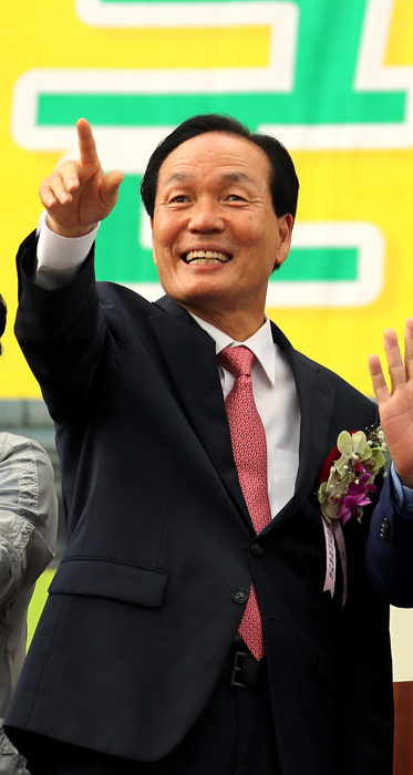 ▲ 김주수 의성군수가 군민들과 반갑게 인사를 나누고 있다.