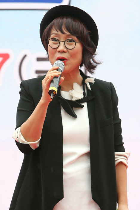 ▲ 가수 남궁옥분이 80년대 히트곡을 부르며 의성군민들과 추억을 나누고 있다.