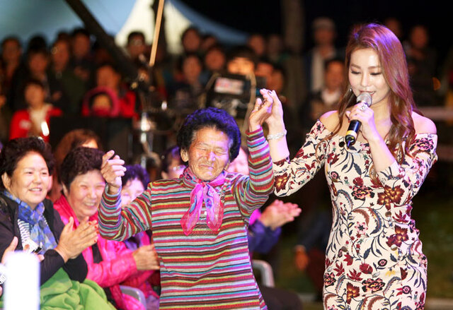 ▲ 가수 김양이 무대 아래로 내려가 고령 군민들과 흥겨운 자리를 만들고 있다.