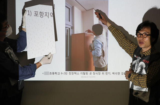 ▲ 임흥규 환경보건시민센터 석면팀장(오른쪽)과 최예용 소장이 지난 14일 오전 서울 정동 환경보건시민센터에서 포항, 경주, 울산, 창원 등 지진 진동으로 인해 초등학교 교실 천장의 석면 텍스가 파손되면서 1급 발암 물질인 백석면 등이 검출되었다며 조사결과를 브리핑하고 있다. <br /><br />/연합뉴스