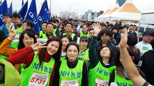 ▲ 농협 포항시지부(왼쪽)와 포스코 냉연부 직원들이 출발에 앞서 완주를 다