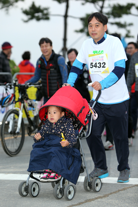 ▲ 5km 마라톤에 참가한 아빠가 특별한 추억을 남기고 있다.