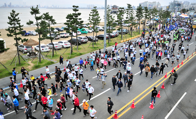 ▲ 5km에 참가한 마라톤 동호인과 시민들이 시원하게 뻗은 해안도로를 따라 달리고 있다.