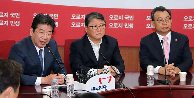 ▲ 새누리당‘유일 비주류’인 강석호 최고위원(왼쪽)이 7일 오전 서울 여의도 당사에서 열린 최고위원회의에서 당의 인적 쇄신을 요구하며 사퇴를 공식 선언하고 있다. /연합뉴스
