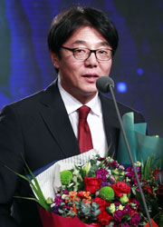 ▲ 2016 현대오일뱅크 K리그 대상에서 감독상을 수상한 FC서울 황선홍 감독이 수상 소감을 밝히고 있다.<br /><br />/연합뉴스