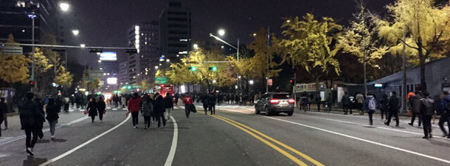 ▲ 촛불집회를 마치고 서대문역을 향해 걸어가고 있다. 뭔가 이상하지 않으신지? 도로에 있는 저 차가 혹시 낯설게 느껴지지는 않으신지. 인간이 만든 사회와 규칙 중에 절대적인 것은 하나도 없다. 절대적인 것이 있다면 오직 이 가을에 노랗게 물들어가는 은행잎 정도다. 그러니 늦었지만 그래도 조심하시길.
