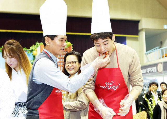 ▲ 축제에 참여한 탤런트 이상윤 씨(우).