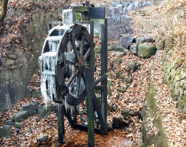 ▲ 얼마 전까지만 해도 단풍으로 곱게 물든 길이었는데, 지난달 30일 이렇게 얼음이 얼었다. 이상견빙지(履霜堅氷至)라 했다. “서리를 밟을 때가 되면 얼음이 얼 때도 곧 닥친다는 뜻으로, 어떤 일의 징후가 보이면 머지않아 큰일이 일어날 것임을 이르는 말”이다. 이 말이 제 때 전해졌다면 좋았겠다는 생각을 하게 된다.