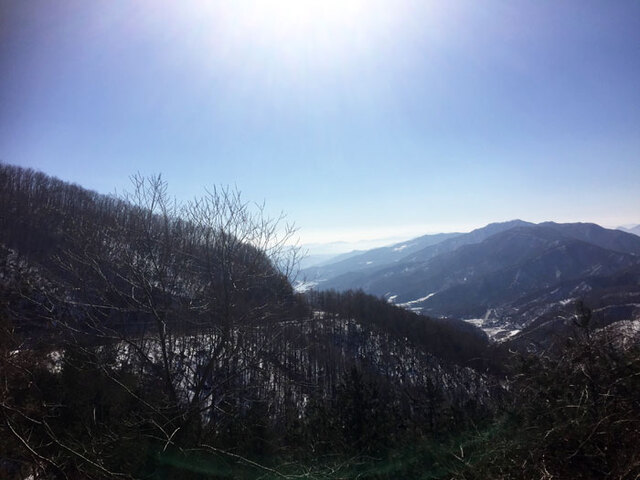 ▲ 신풍령에서 내려다 본 골짜기. 저 모퉁이 마다 마을이 있고, 저 모퉁이 마다 사람들이 산다.