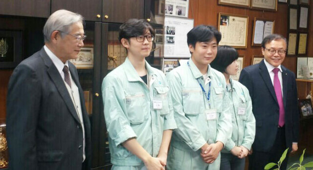 ▲ 일본 취업에 성공한 학생들을 찾아 격려하는 동국대 경주캠퍼스 관계자.