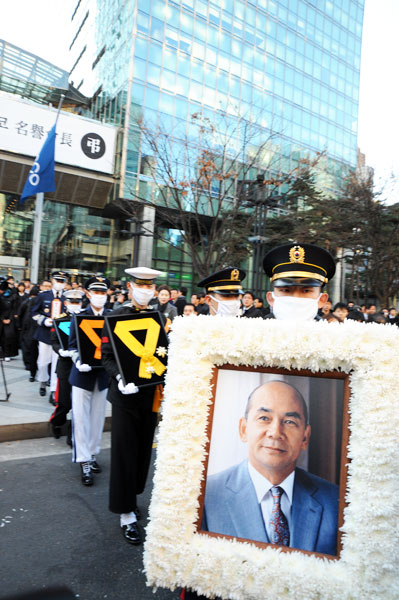 ▲ 2011년 12월 17일  박태준 포스코 명예회장이 서울 현충원 유택에 안장되는 장면.