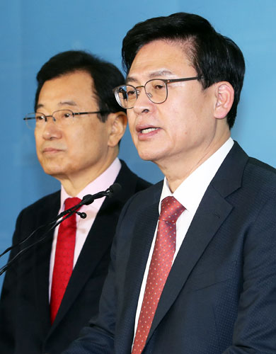 ▲ 새누리당 `친박`측 원내대표·정책위의장 후보로 각각 출마한 새누리당 정우택(오른쪽), 이현재 의원이 14일 국회 정론관에서 정견발표 기자회견을 하고 있다.  <br /><br />/연합뉴스