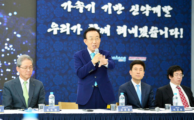 ▲ 방사광 가속기 신약개발 추진 협의체 출범식에서 김관용 지사가 인사말을 하고 있다.