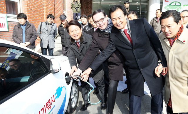 ▲ 대구시와 대구시의회는 전기차 산업의 다양화를 통해 발전에 기여하겠다고 선언했다. 운행을 앞둔 전기택시의 등장.