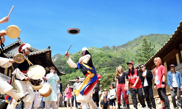 ▲ 문경전통찻사발축제를 즐기는 문경시민과 관광객들.