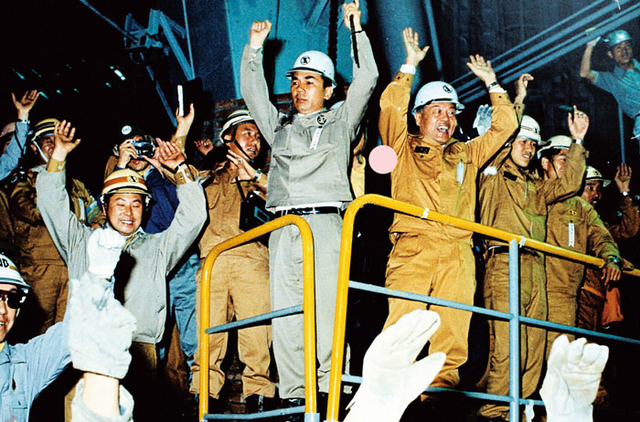 ▲ 1973년 6월 9일 오전 7시 30분 1고로에서 쇳물이 터져 나오자 당시 박태준 사장과 건설요원들이 일제히 만세를 외치고 있다.
