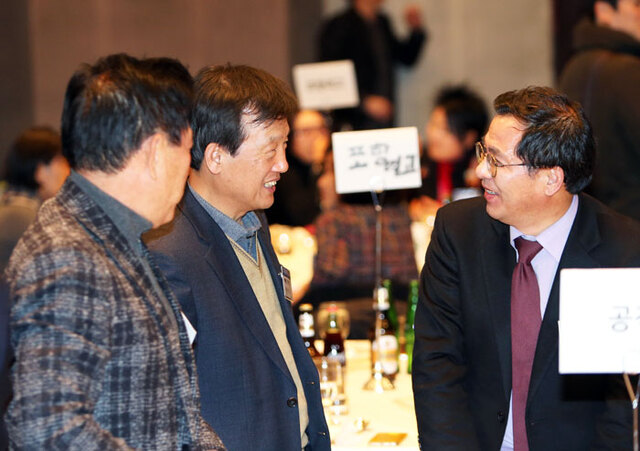 ▲ 행사에 참석한 향우인들이 오랜만에 만난 고향 사람들과 반갑게 안부를 전하고 있다.