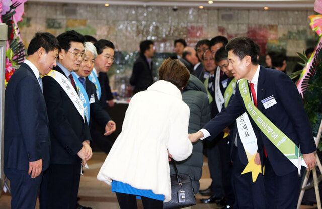 ▲ 이강덕 포항시장이 시청직원들과 행사장 입구에 도열해 참석자들에게 환영인사를 하고 있다.