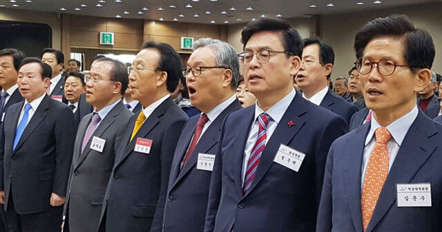 ▲ 19일 대구 엑스코 국제회의장에서 열린 새누리당 `비선실세` 국정농단 사태에 대한 반성과 다짐, 당내 화합을 위한 권역별 당직자 간담회에서 인명진 비상대책위원장과 정우택 원내대표 등 참석자 들이 국민의례를 하고 있다.<br /><br />/연합뉴스