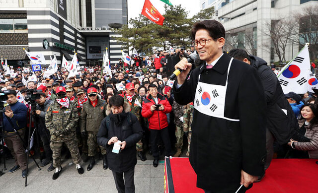 ▲ 새누리당 김문수 전 경기지사가 8일 대구 덕산동 동아백화점 쇼핑점 앞에서 열린 국가안보정상화 촉구대회에서 발언하고 있다. <br /><br />/연합뉴스