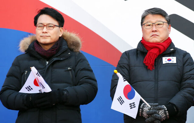 ▲ 지난 18일 오후 서울 광장 인근에서 열린 제13차 탄핵기각 총궐기 국민대회에서 자유한국당 윤상현(왼쪽)·조원진 의원이 태극기를 들고 무대 위에 서 있다.<br /><br />/연합뉴스