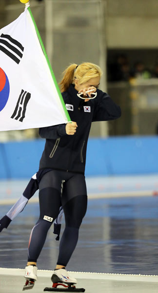 ▲ 22일 2017 삿포로 동계아시안게임 스피드스케이팅 여자 5,000m에서 김보름이 금메달을 확정 짓고 태극기를 들고 감격스러운 표정을 짓고 있다. <br /><br />/연합뉴스